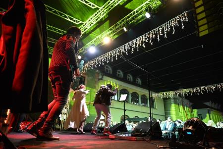 Temperamentna Tanja Žagar je razgrela kamniško publiko za najdaljšo noč v letu in silvestrovanje v centru Pravljičnega Kamnika (49)